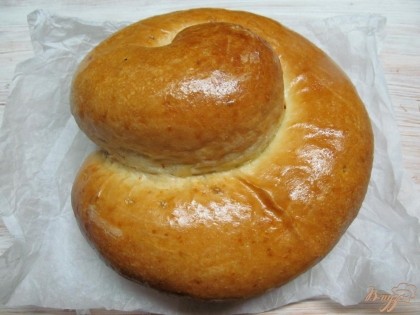 Готовый хлеб выложить на решетку до полного остывания.
