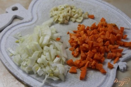Лук репчатый, морковь и чеснок нарезать мелким кубиком.