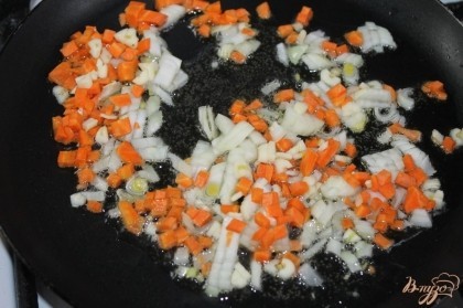На растительном масле обжарить овощи до золотистого цвета. Добавить к картофелю и ребрам в кастрюлю, через 5 минут добавить томатный сок и кетчуп.