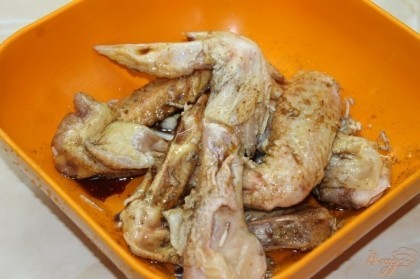 Куриные крылья для начала нужно замариновать, для этого необходимо соединить масло оливковое со специями, тертым чесноком и соевым соусом. Оставить крылья на 10 минут в маринаде.