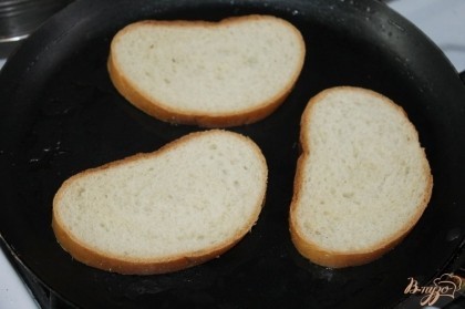 Белый хлеб подсушить с обеих сторон на разогретой сухой сковороде до образования корочки.