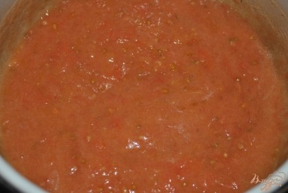 Добавить свежий томатный сок или тертые томаты, пюрированные блендером, и перемешать