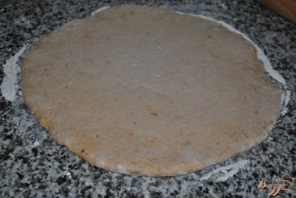 Раскатать скалкой тесто в толстый блин