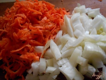 Для приготовления салата очищаем лук от шелухи и нарезаем его мелким кубиком. Морковь очищаем и натираем на средней терке.