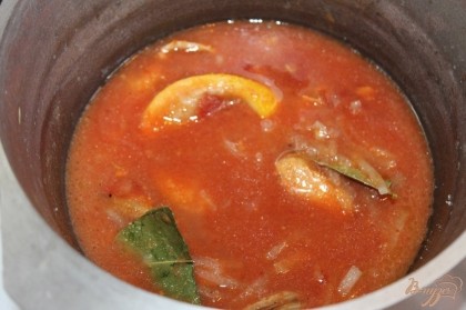 В кастрюлю добавить томатный сок, кетчуп, лимон, специи по вкусу и 100 мл. воды. Варить на медленном огне 15 - 20 минут.
