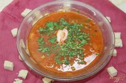 Готово! Готовый суп украсить креветкой и рубленной свежей зеленью. Сухари можно добавить в суп, а можно подать и отдельно. Приятного аппетита.