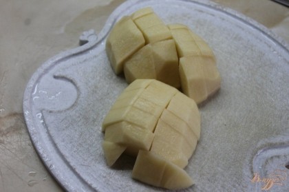 Картофель нарезать средним кубиком.