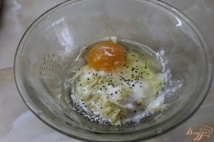Соединяем яйцо с сметаной, чесноком, солью. Хорошо перемешиваем.