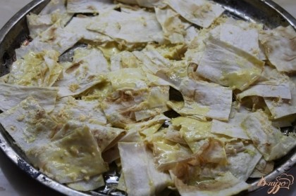 Смазываем противень растительным маслом, обмазываем лаваш в льезоне и посыпаем сыром. Отправляем в разогретую духовку на 30 - 40 минут при периодическом перемешивании.