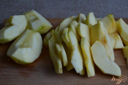 Яблоки почистить от кожуры, вынуть семечки и нарезать на дольки.
