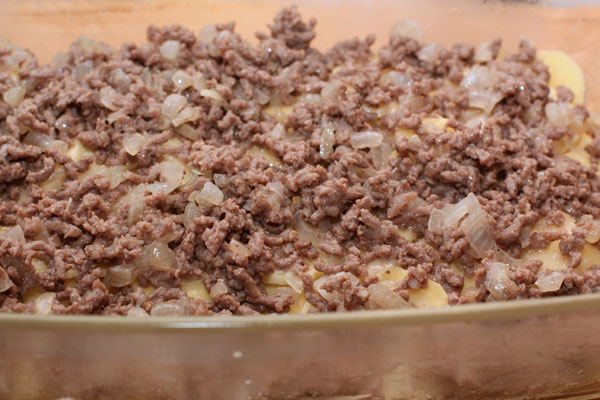 Выложить половину фарша и разровнять. Затем покрыть еще одним слоем картошки и сливок, посолить-поперчить, выложить оставшийся фарш и опять накрыть картофельным слоем.