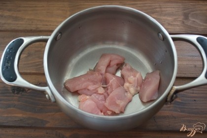 Мясо курицы  нарезать мелко. Поместите в кастрюлю картофель и мясо. Залейте водой и поставьте на огонь. Появляющуюся пенку снимайте.