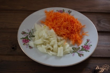 Нарежьте репчатый лук. Натрите на терке морковь.