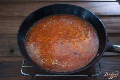 На сковороде обжарьте лук, добавьте морковь. Пассеруйте все вместе. Влейте томатный сок. Тушите овощи в соке около 10 минут.