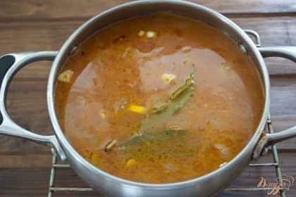 Соедините бульон и зажарку. Добавьте специи и соль. Доварите суп до готовности макарон и можно выключать.