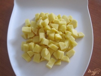 Мелкими кубиками нарезать картофель.