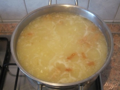 Шкварки с луком выложить в кастрюлю с супом и варить на среднем огне 5 минут.