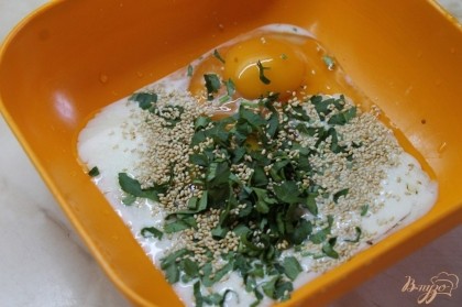 В глубокой миске соединить яйца с молоком, соевым соусом, специями, кунжутом и рубленной петрушкой.