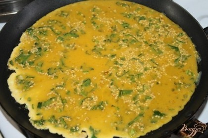На разогретой сковороде с растительным маслом обжарить омлет. В конце накрыть крышкой.
