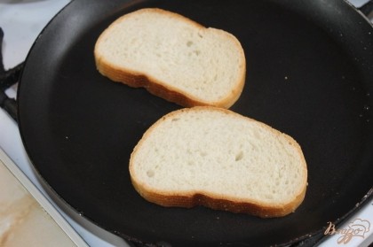 На сухой сковороде подсушить белый хлеб.