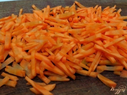Морковь нарезаем соломкой.