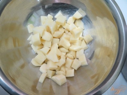 Картофель нарезаем кубиками и отправляем вариться.