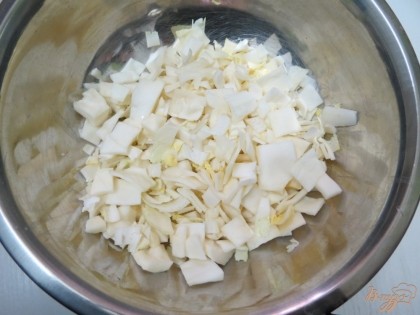 Капуста отличается формой нарезки. Её нарезают шашками. Когда картофель закипит, добавим к нему капусту.