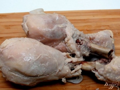 Нам понадобятся две куриные голени, которые заранее отвариваем и охлаждаем. Удаляем кости.
