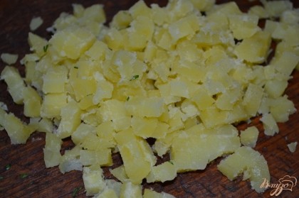 Картофель отварить в мундире, очистить и нарезать кубиками.