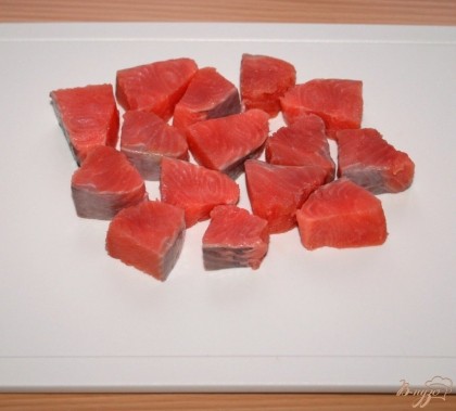 Филе лосося разрезать на небольшие кусочки.