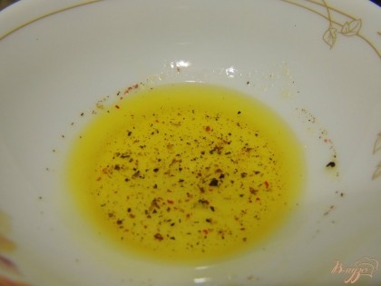 Для заправки в оливковое масло добавляем 2-3 капли лимонного сока, соль и перец.