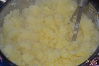 Картофель отварить в подсоленной воде до готовности. Слить лишнюю жидкость и обмять.