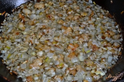 Лук поджарить в растопленном сале до золотистости. Часть сала с луком добавить к картофелю и перемешать.