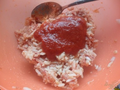 Перемешать начинку и добавить 1,5 ст л томатной пасты