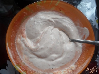в отдельной емкости смешать майонез, 1,5 ст л томатной пасты, добавить соль и перец.
