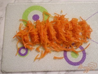 Морковь тоже режем, для удобства перемешивания салата.