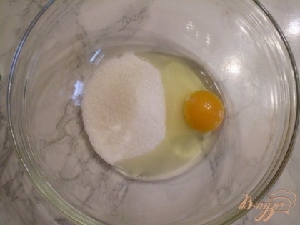 Венчиком соедините яйцо и сахаром или пудрой.