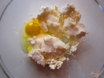 Творог смешайте с яйцом, сахаром, манной крупой, разомните вилкой или в блендере, тогда она получится еще нежнее.