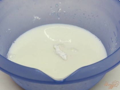 В оставшуюся часть молока вводим крахмал и тщательно размешиваем.