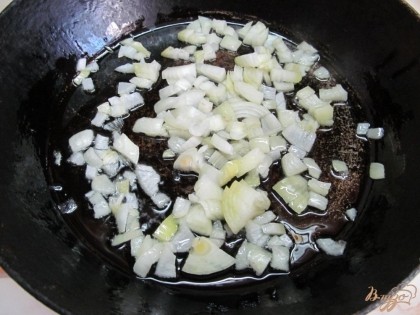 Мелко нарезать лук и пожарить в сковороде до мягкости.