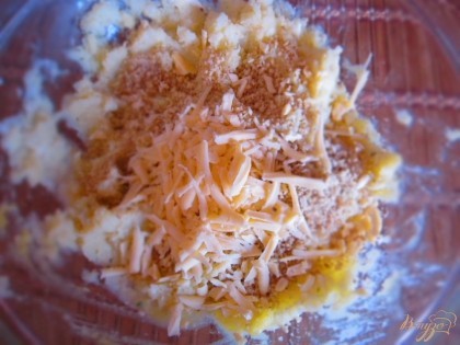 К картофельному пюре добавьте измельченные орехи и натертый сыр на большой терке, перемешайте.