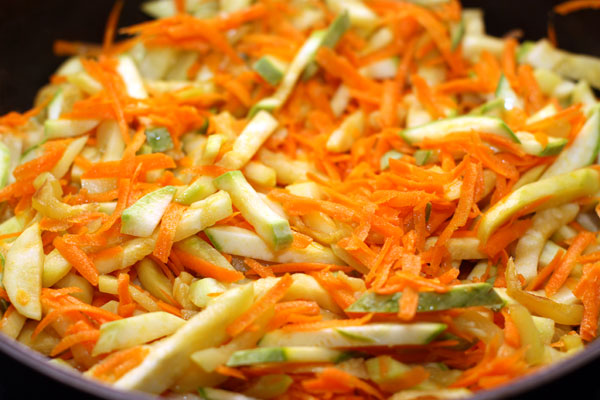 Положите овощи на разогретую сковороду с растительным маслом, посолите, поперчите и тушите под крышкой на небольшом огне в течение 20-30 минут, пока овощи не станут мягкими. 