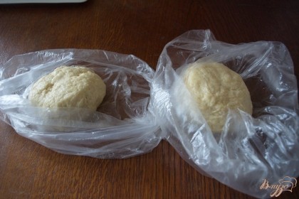 Вот таким. Разделите тесто на 2 части. Не обязательно равные. Обе упакуйте в пакеты и положите в морозилку на 40 минут.