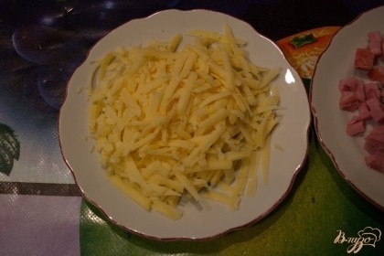 Сыр натирте на крупной терке. Чем крупнее кусочки сыра, тем дольше они будут плавится, а значит, за время запекания, сыр на гренке не превратиться в чипсу.
