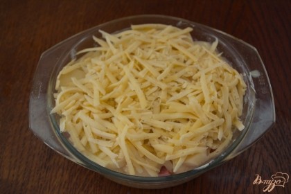 Полученной смесью залейте картофель. Твердый сыр выложите завершающим слоем. Накройте форму крышкой и запекайте в разогретой духовке при 200 градусов около 1 часа 20 минут.