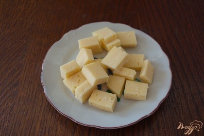 Сыр нарезать кубиком. Поскольку в канапе важно не только вкус, но и размер, старайтесь нарезать все продукты одинаковой формы.