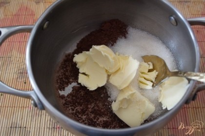 В кастрюльку поместите 2 ст. ложки какао, 5 ст. ложек сахара, 2 ст. ложки молока, 180 гр сливочного масла. Поставьте все на огонь и дайте разойтись до состояния жидкой массы.