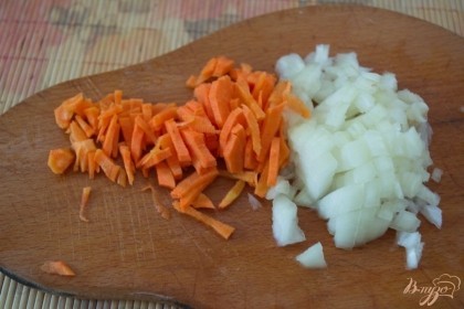 Морковку и лук очистить и нарезать на небольшие кусочки. Форму нарезки вы можете выбирать, удобную вам.