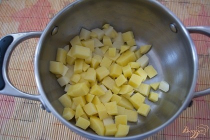 Картофель очистить и нарезать мелко.