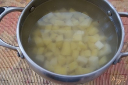 В 10 водах промойте гречневую крупу. Добавьте ее к картофелю (без воды). Залейте кипятком и поставьте на огонь. Так суп быстрее сварится и картофель при варке не потемнеет.